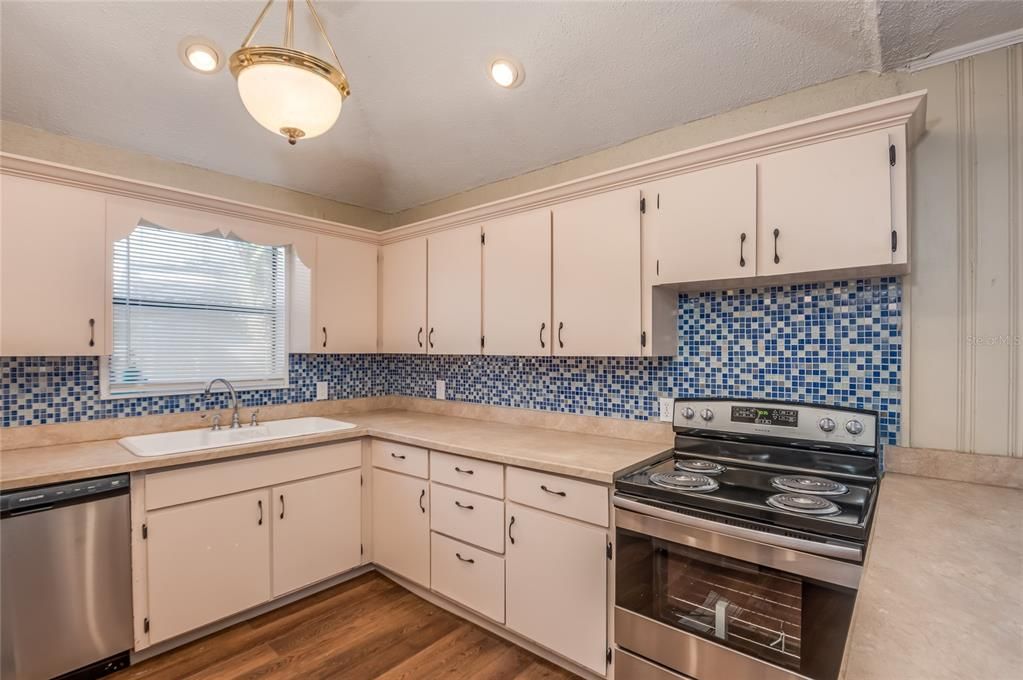 For Rent: $1,795 (3 beds, 1 baths, 1382 Square Feet)