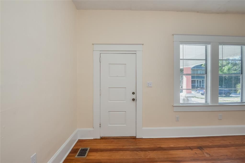 For Rent: $1,795 (3 beds, 1 baths, 1382 Square Feet)