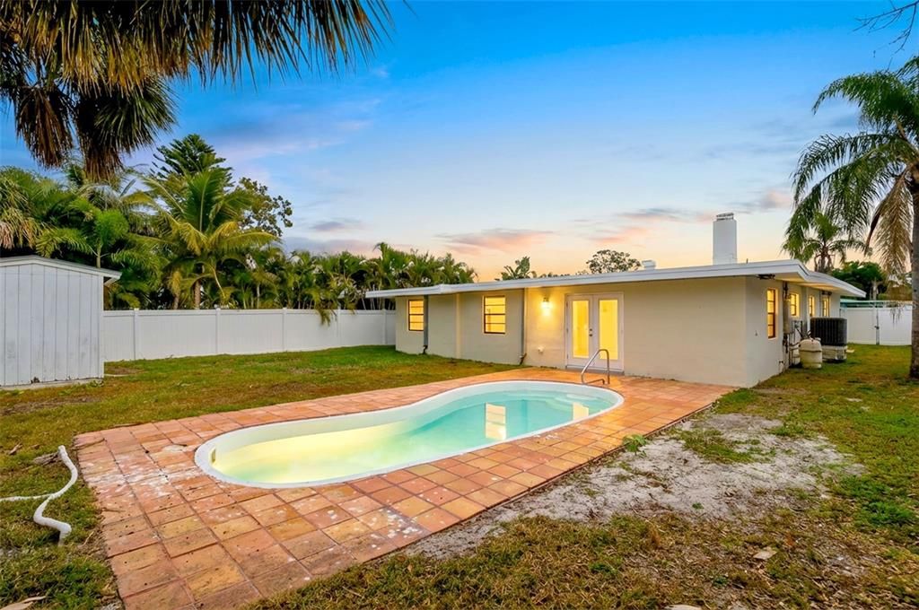 待售: $624,000 (4 贝兹, 2 浴室, 2040 平方英尺)