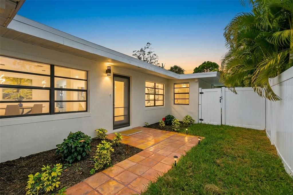 待售: $624,000 (4 贝兹, 2 浴室, 2040 平方英尺)