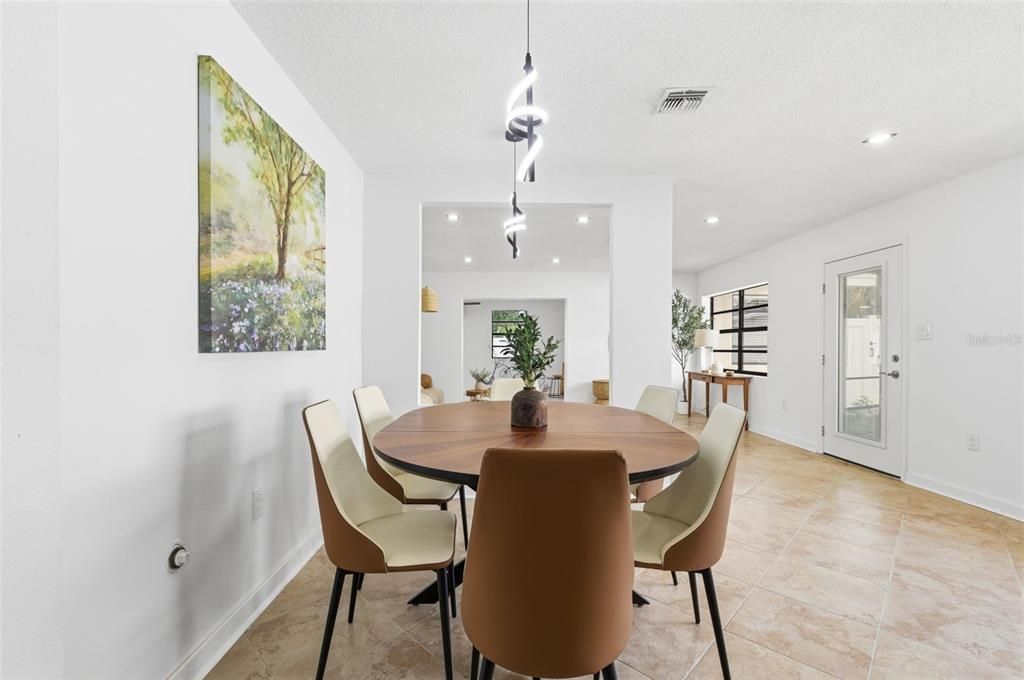 待售: $624,000 (4 贝兹, 2 浴室, 2040 平方英尺)