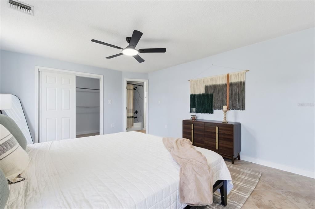 待售: $624,000 (4 贝兹, 2 浴室, 2040 平方英尺)