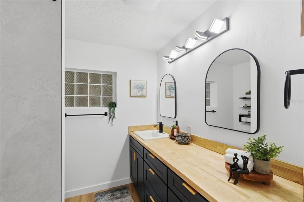 待售: $624,000 (4 贝兹, 2 浴室, 2040 平方英尺)