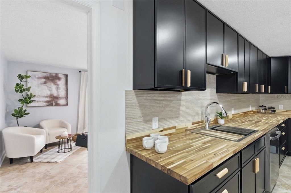 待售: $624,000 (4 贝兹, 2 浴室, 2040 平方英尺)