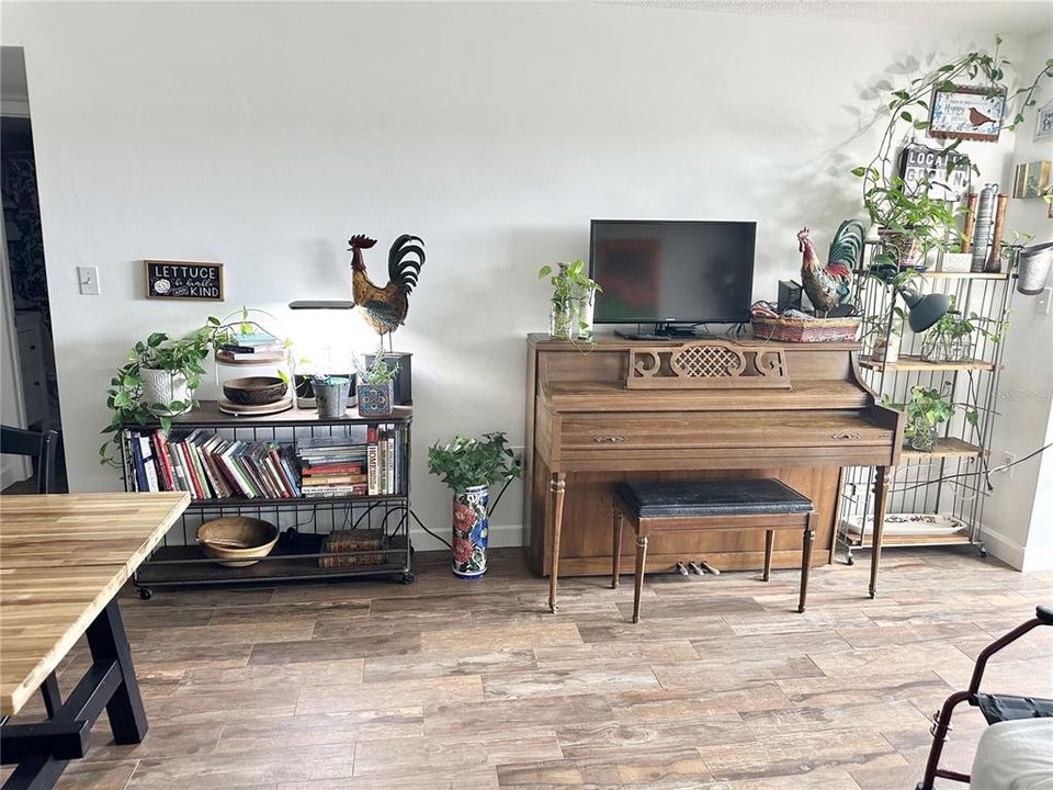 For Sale: $195,000 (2 beds, 2 baths, 900 Square Feet)