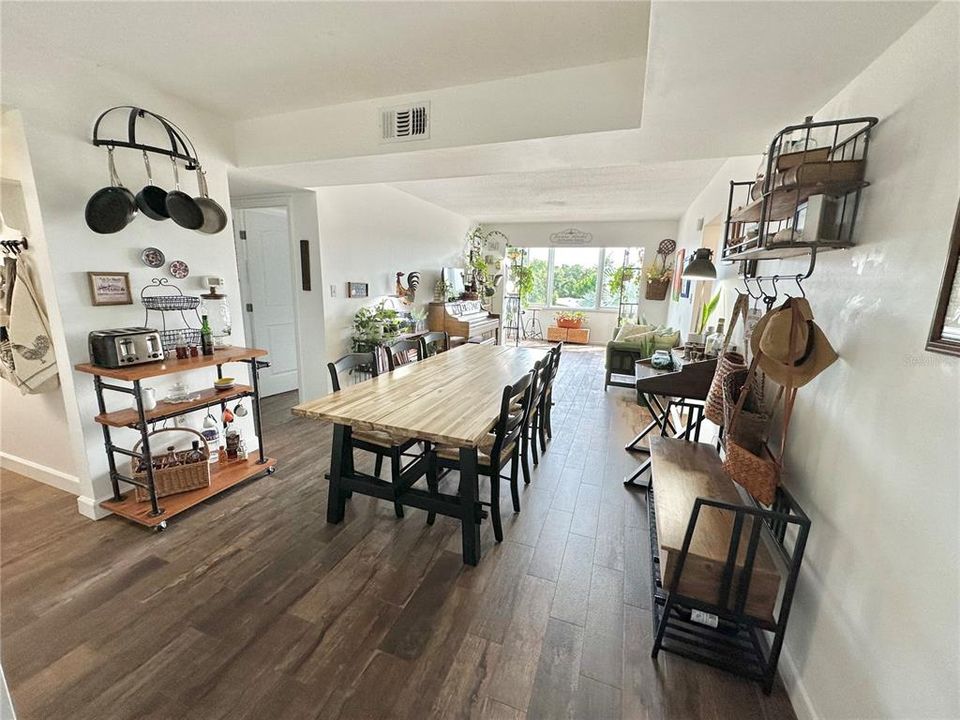 For Sale: $195,000 (2 beds, 2 baths, 900 Square Feet)