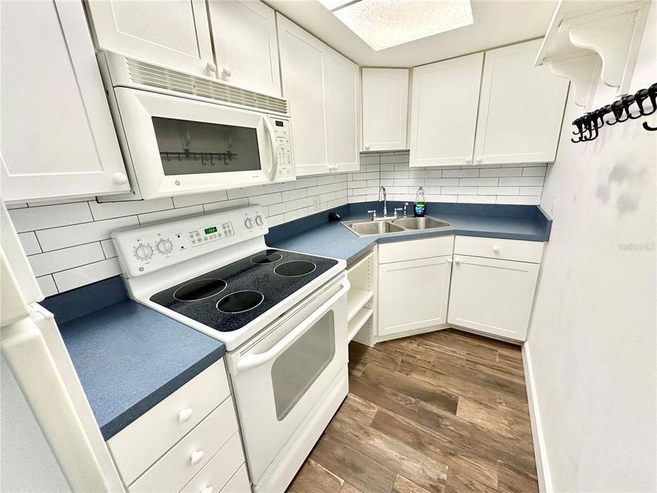 For Sale: $195,000 (2 beds, 2 baths, 900 Square Feet)