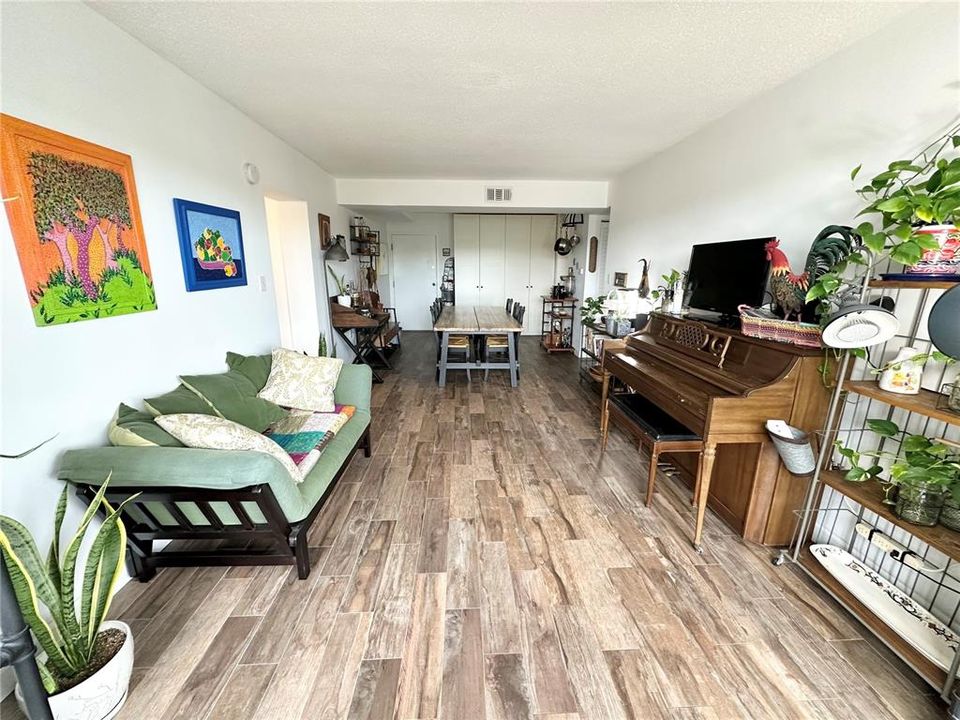 For Sale: $195,000 (2 beds, 2 baths, 900 Square Feet)