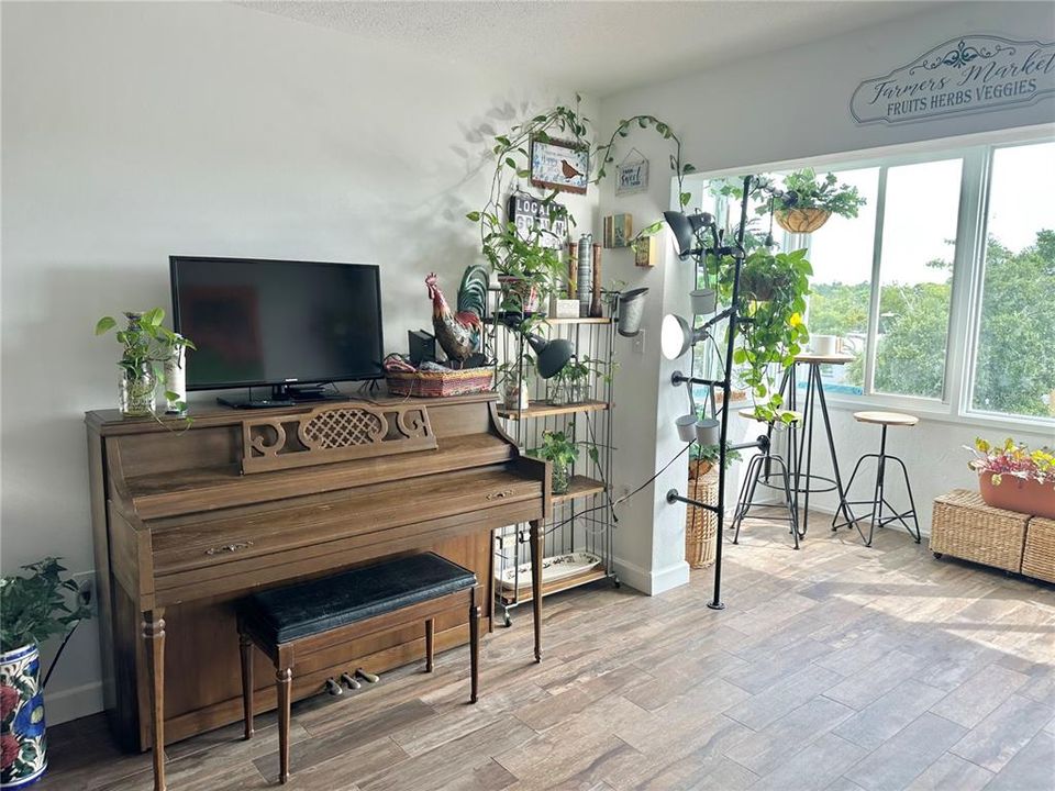 For Sale: $195,000 (2 beds, 2 baths, 900 Square Feet)