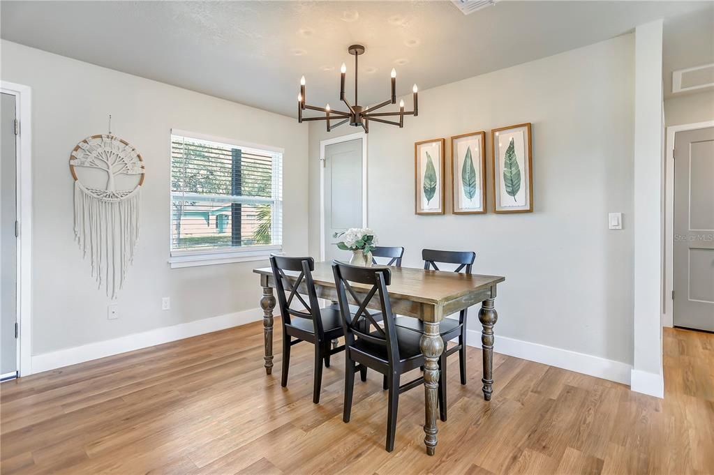 На продажу: $345,000 (3 спален, 2 ванн, 1225 Квадратных фут)