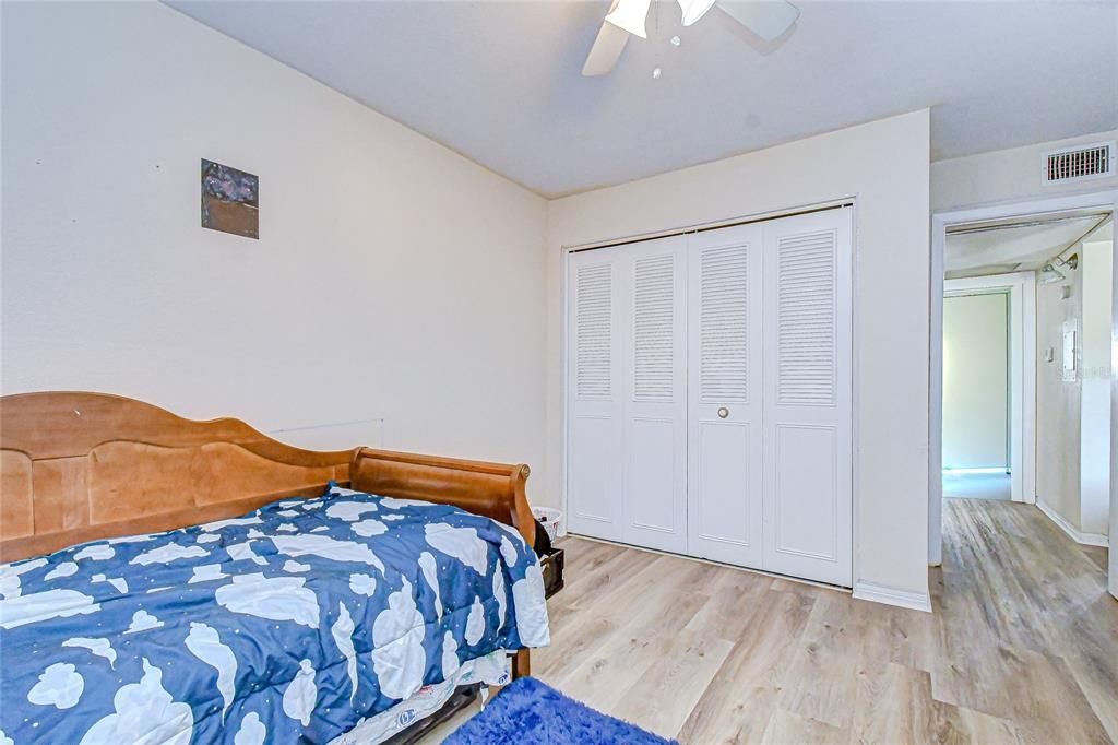 На продажу: $99,000 (2 спален, 1 ванн, 1150 Квадратных фут)