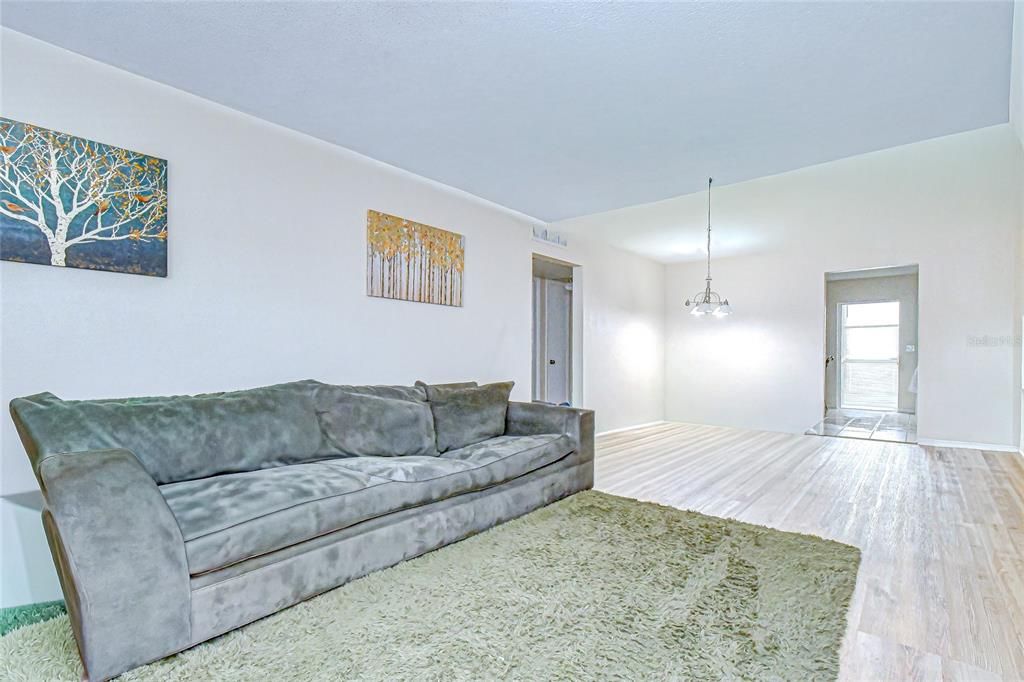 На продажу: $99,000 (2 спален, 1 ванн, 1150 Квадратных фут)