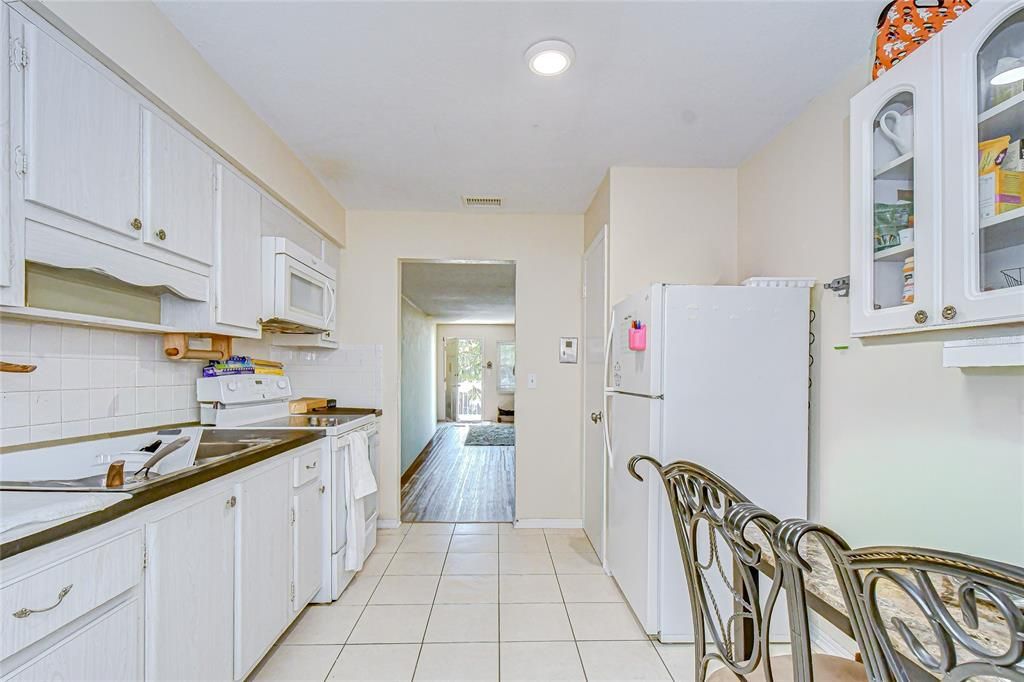 На продажу: $99,000 (2 спален, 1 ванн, 1150 Квадратных фут)