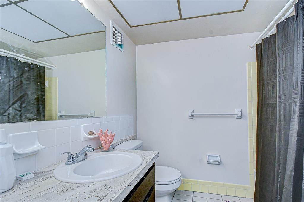 На продажу: $99,000 (2 спален, 1 ванн, 1150 Квадратных фут)