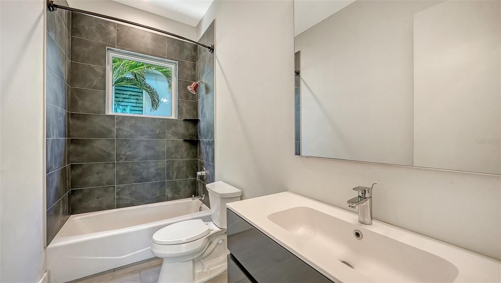 На продажу: $1,395,000 (3 спален, 2 ванн, 2332 Квадратных фут)