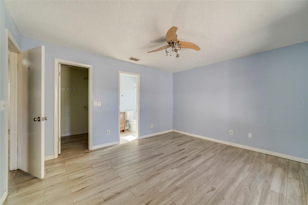 For Sale: $274,900 (2 beds, 2 baths, 1093 Square Feet)