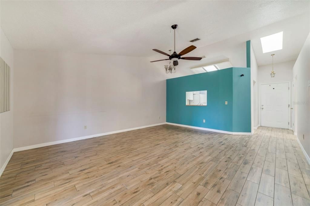 For Sale: $274,900 (2 beds, 2 baths, 1093 Square Feet)