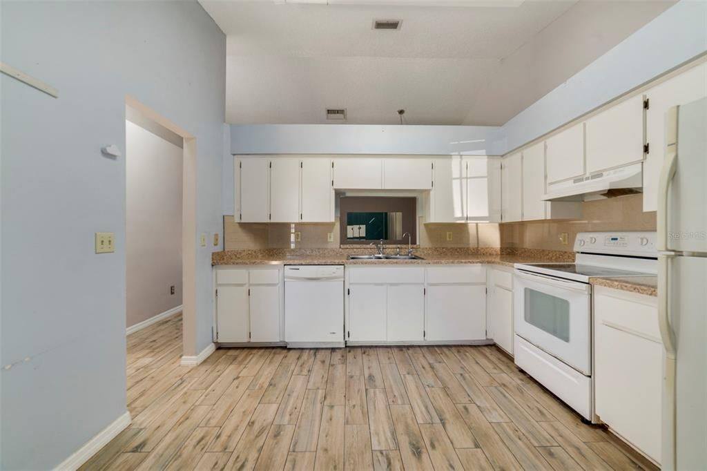 For Sale: $274,900 (2 beds, 2 baths, 1093 Square Feet)