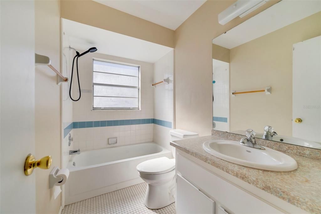 For Sale: $274,900 (2 beds, 2 baths, 1093 Square Feet)