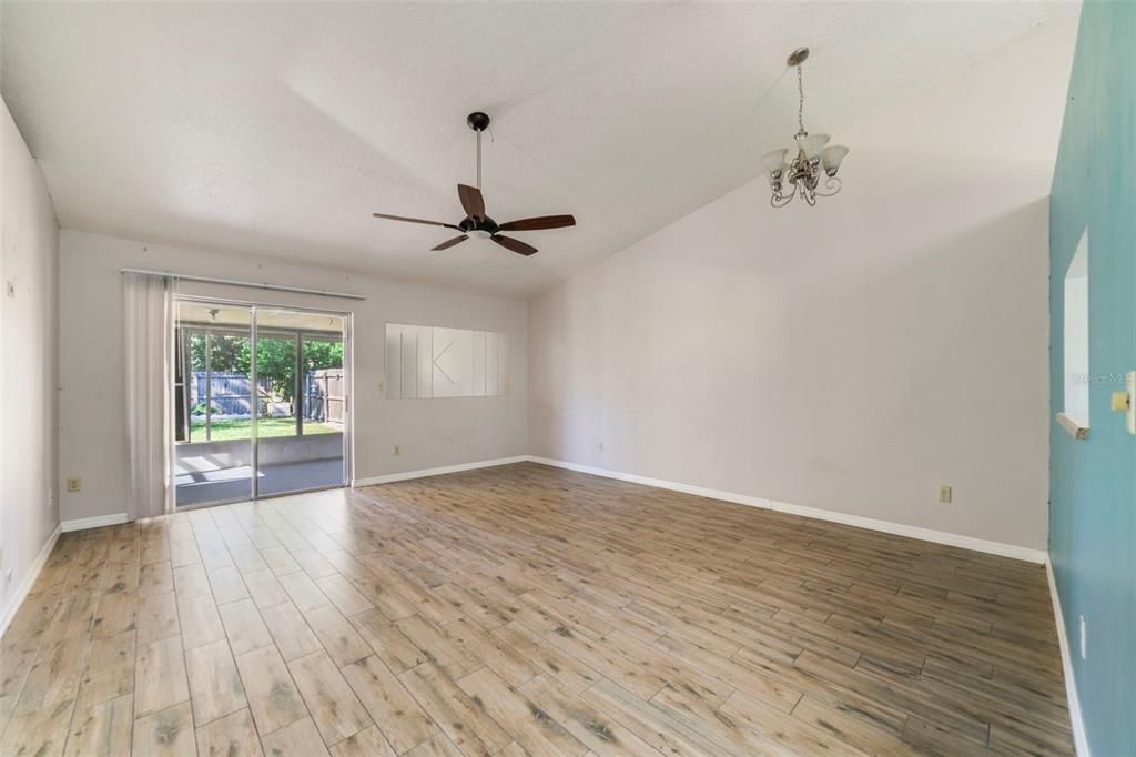 For Sale: $274,900 (2 beds, 2 baths, 1093 Square Feet)