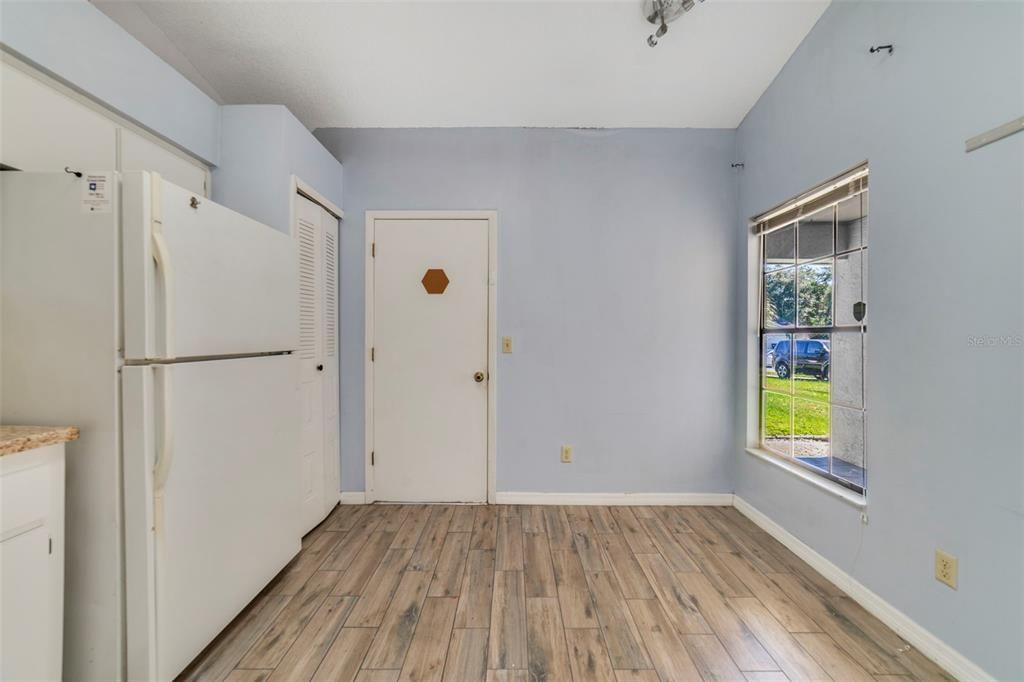 For Sale: $274,900 (2 beds, 2 baths, 1093 Square Feet)