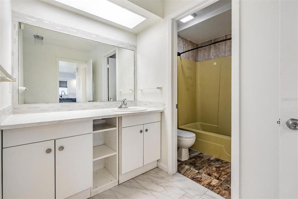 For Sale: $184,000 (1 beds, 1 baths, 825 Square Feet)