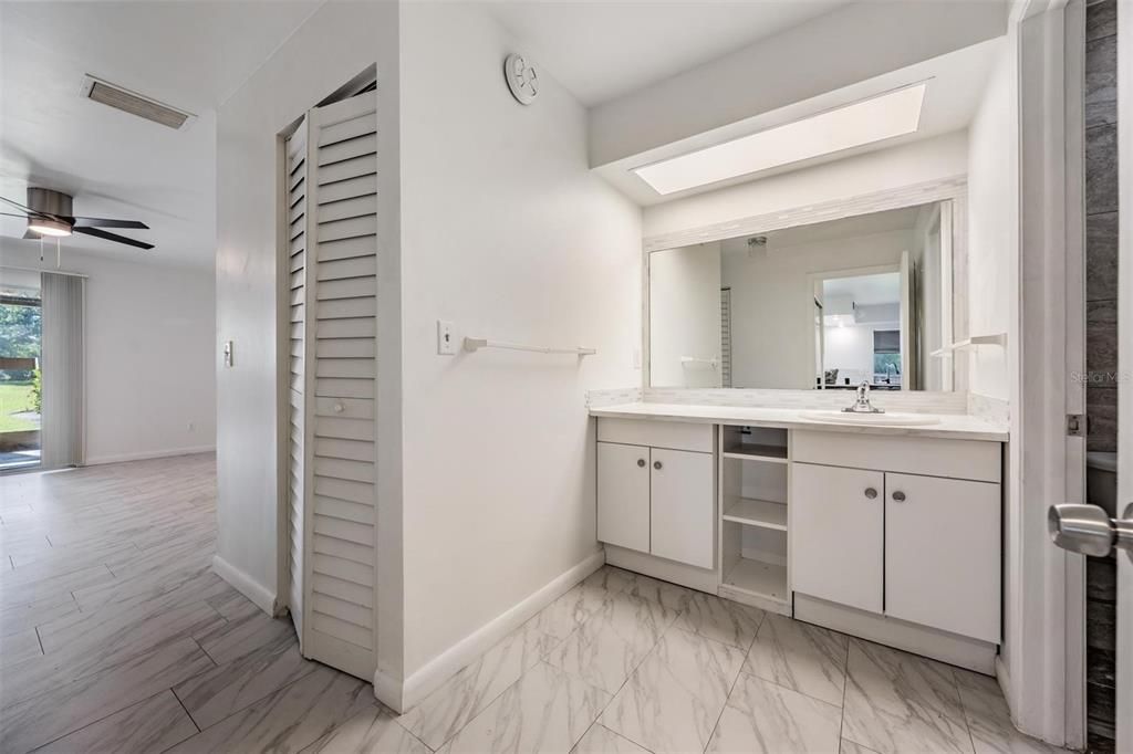 For Sale: $184,000 (1 beds, 1 baths, 825 Square Feet)