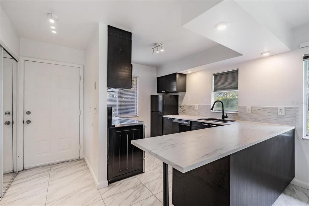 For Sale: $184,000 (1 beds, 1 baths, 825 Square Feet)