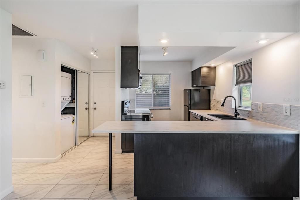 For Sale: $184,000 (1 beds, 1 baths, 825 Square Feet)