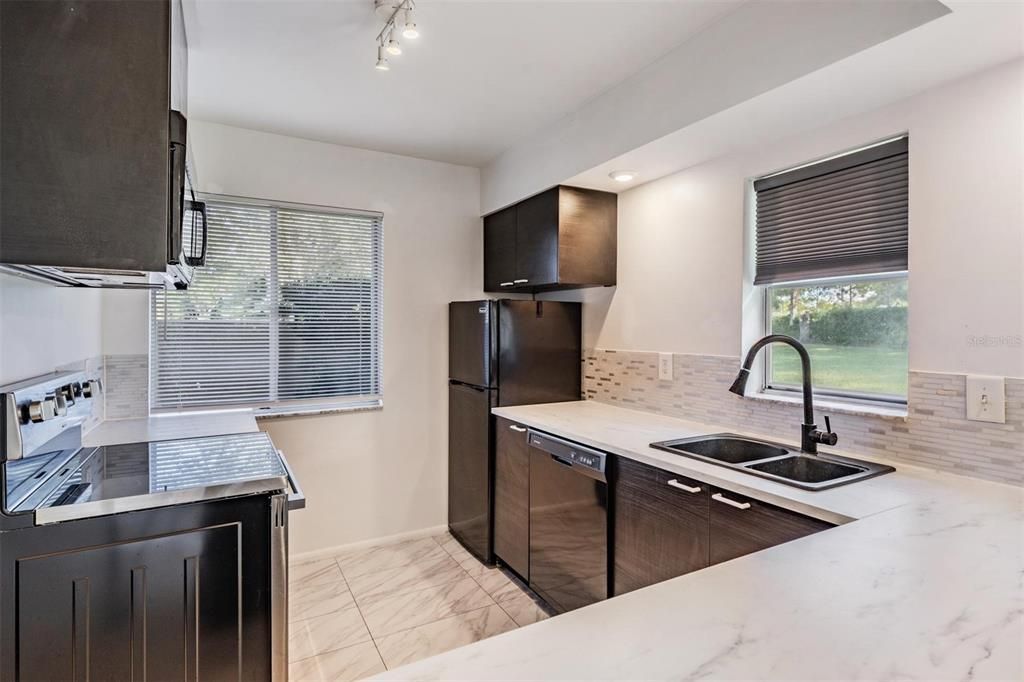 For Sale: $184,000 (1 beds, 1 baths, 825 Square Feet)