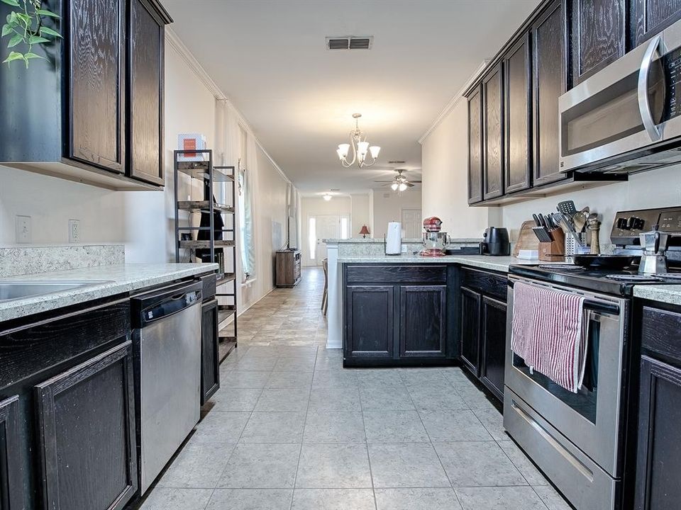 For Sale: $285,000 (3 beds, 2 baths, 1241 Square Feet)