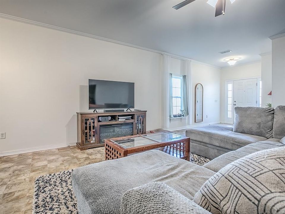 For Sale: $285,000 (3 beds, 2 baths, 1241 Square Feet)