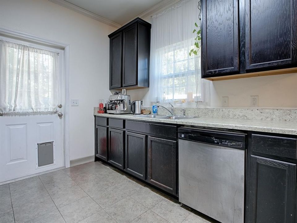 For Sale: $285,000 (3 beds, 2 baths, 1241 Square Feet)