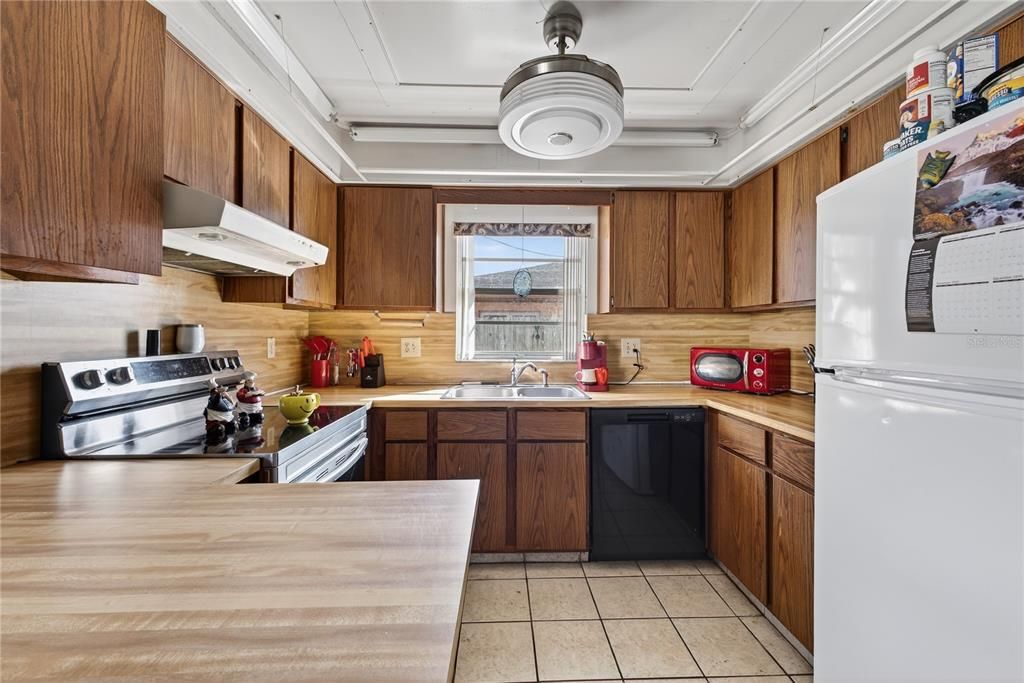 待售: $199,000 (2 贝兹, 2 浴室, 979 平方英尺)