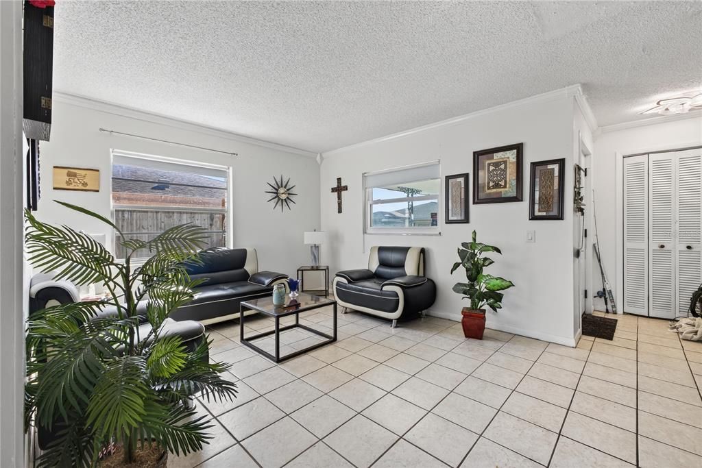 待售: $199,000 (2 贝兹, 2 浴室, 979 平方英尺)