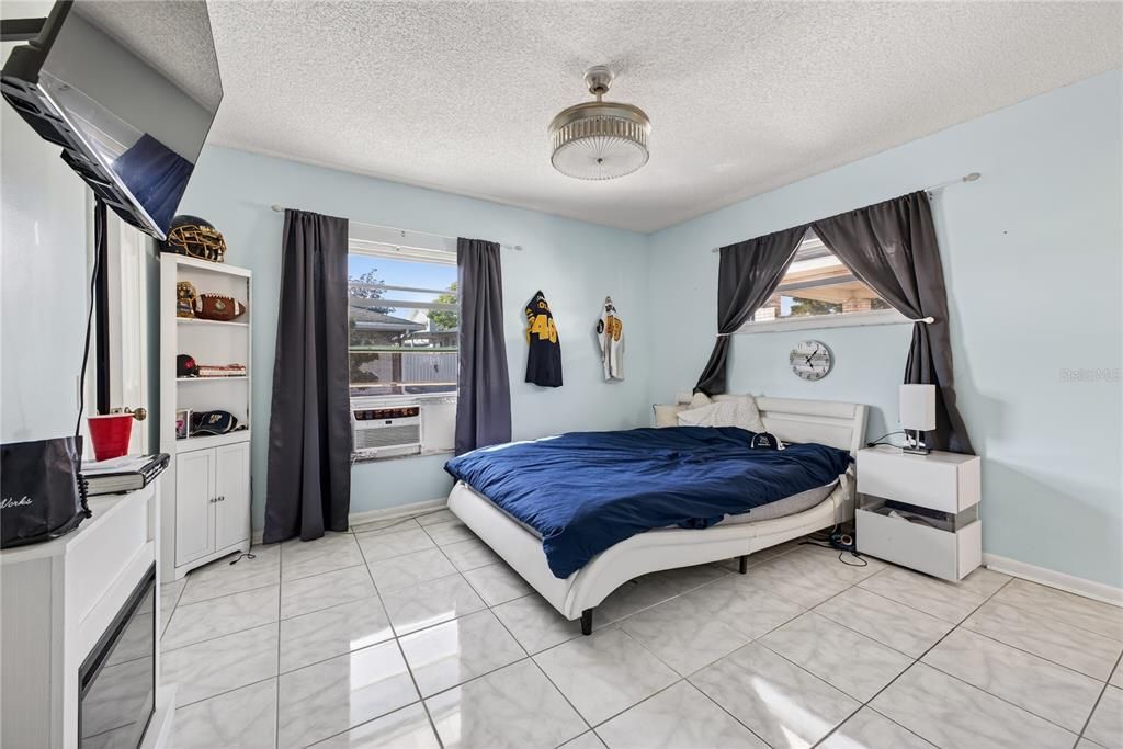 待售: $199,000 (2 贝兹, 2 浴室, 979 平方英尺)