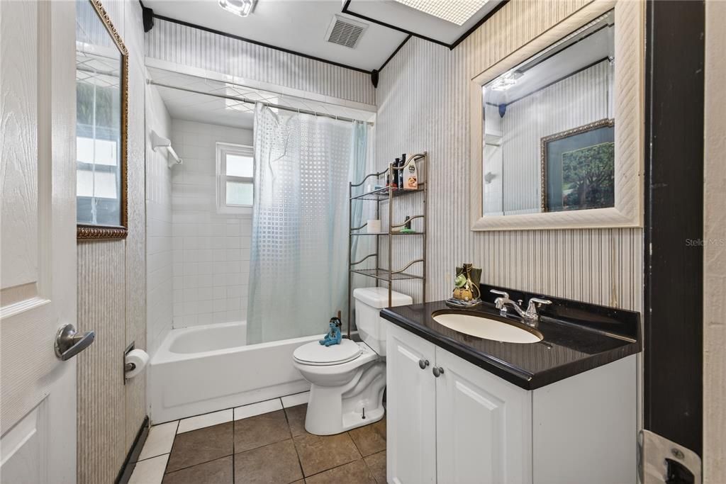 待售: $199,000 (2 贝兹, 2 浴室, 979 平方英尺)