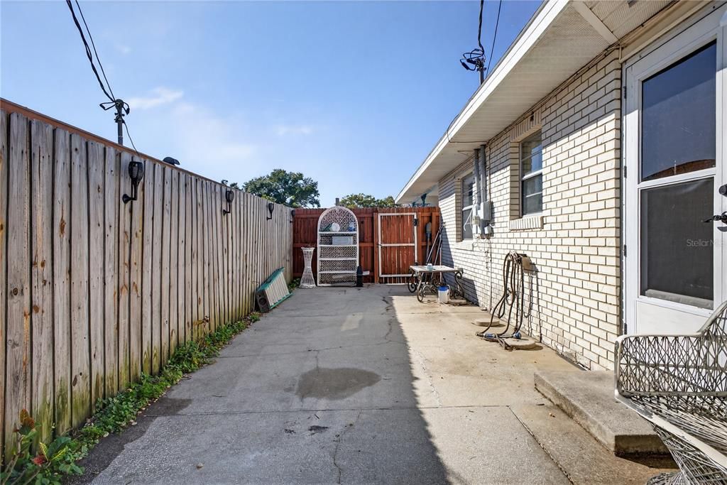 待售: $199,000 (2 贝兹, 2 浴室, 979 平方英尺)