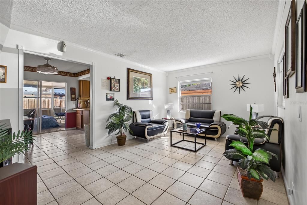 待售: $199,000 (2 贝兹, 2 浴室, 979 平方英尺)