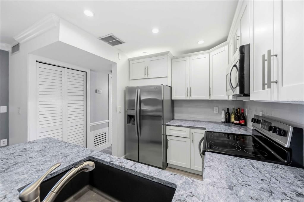 待售: $230,000 (2 贝兹, 2 浴室, 964 平方英尺)