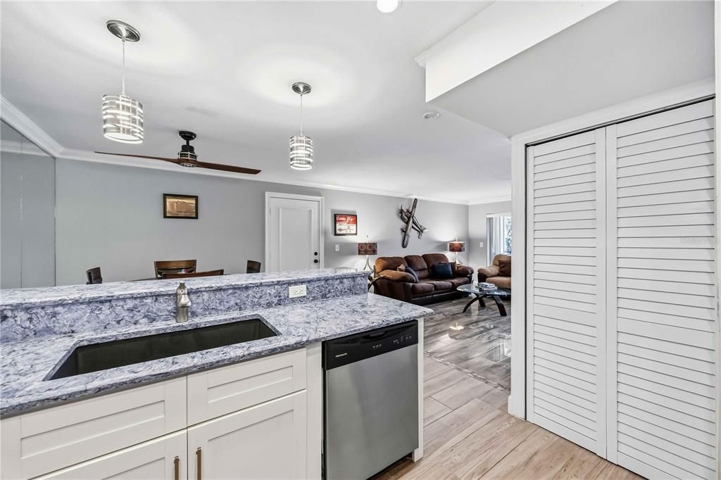 待售: $230,000 (2 贝兹, 2 浴室, 964 平方英尺)