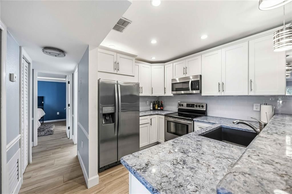 待售: $230,000 (2 贝兹, 2 浴室, 964 平方英尺)