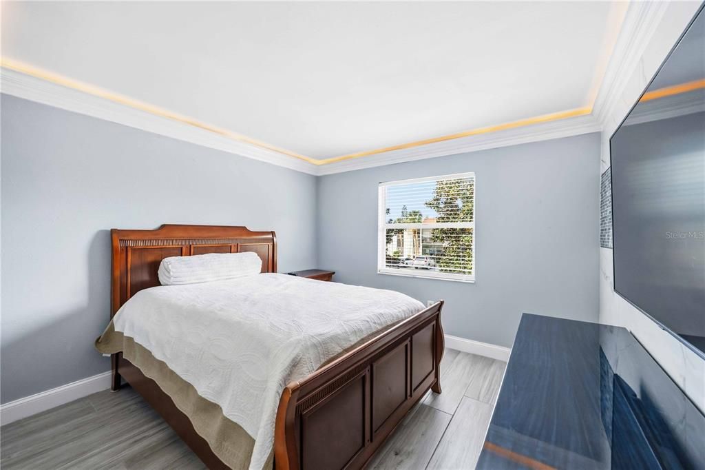 待售: $230,000 (2 贝兹, 2 浴室, 964 平方英尺)