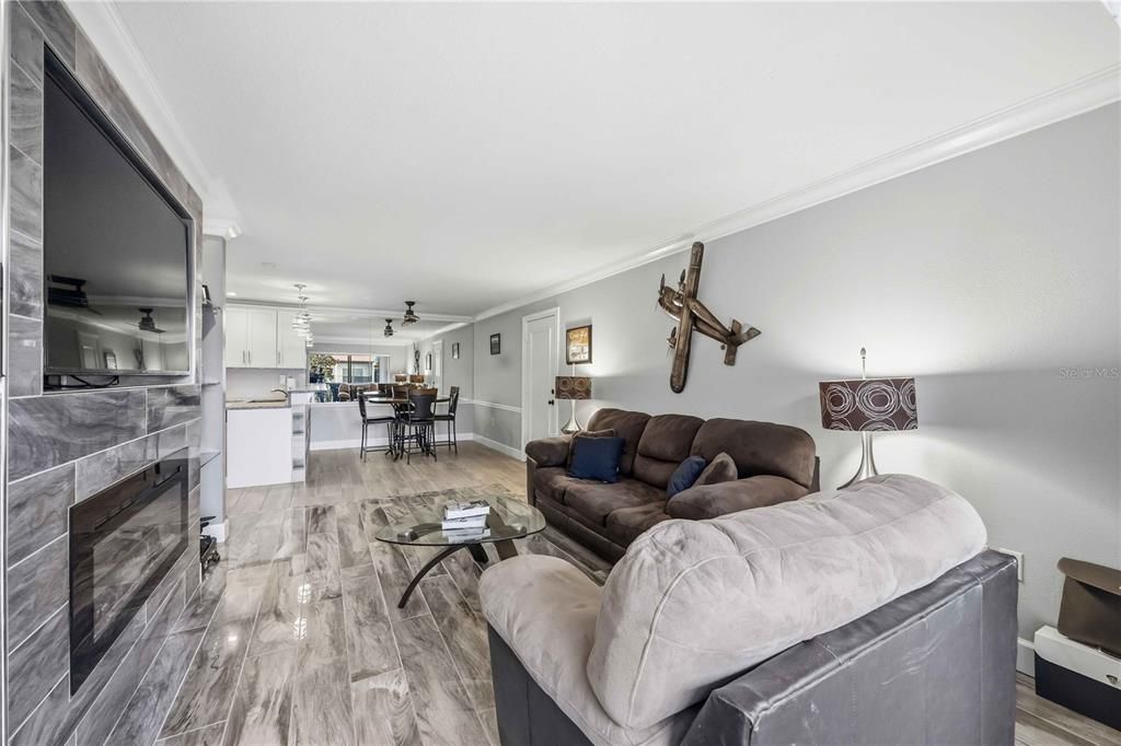 待售: $230,000 (2 贝兹, 2 浴室, 964 平方英尺)