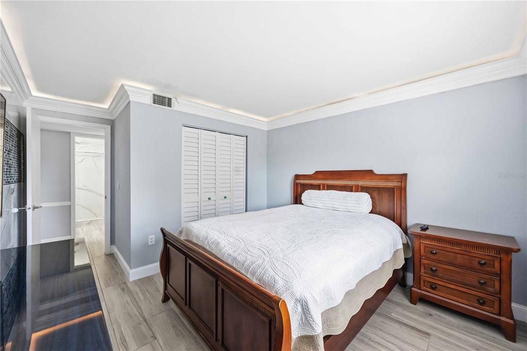 待售: $230,000 (2 贝兹, 2 浴室, 964 平方英尺)