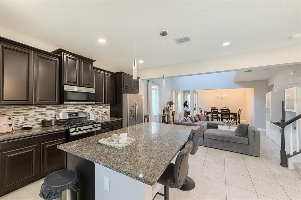 Под контрактом: $584,800 (4 спален, 2 ванн, 2292 Квадратных фут)