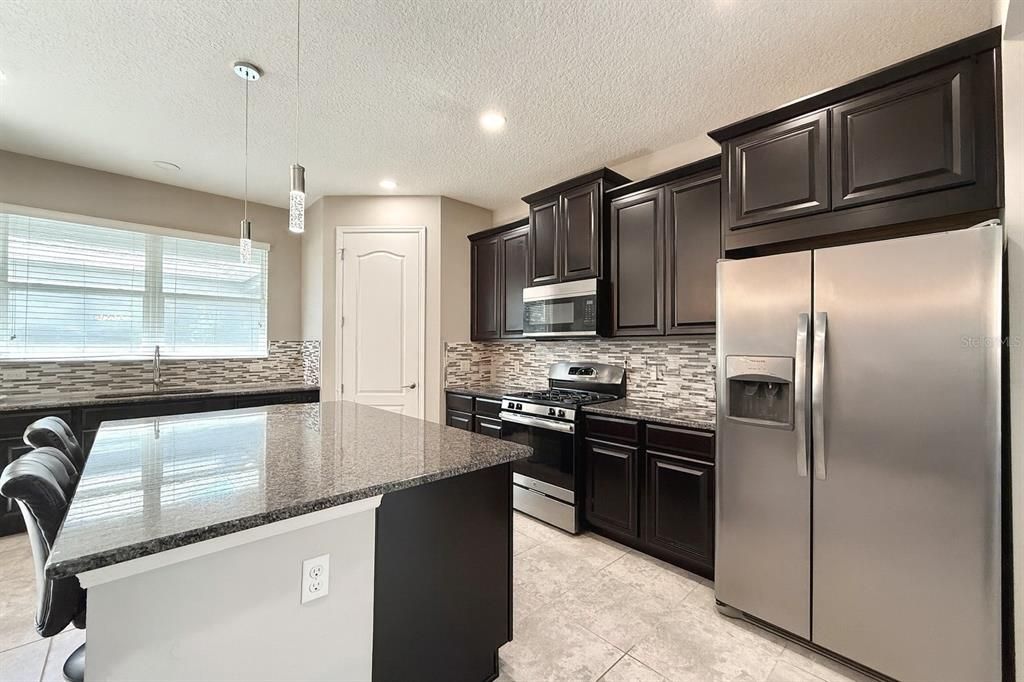 Под контрактом: $584,800 (4 спален, 2 ванн, 2292 Квадратных фут)