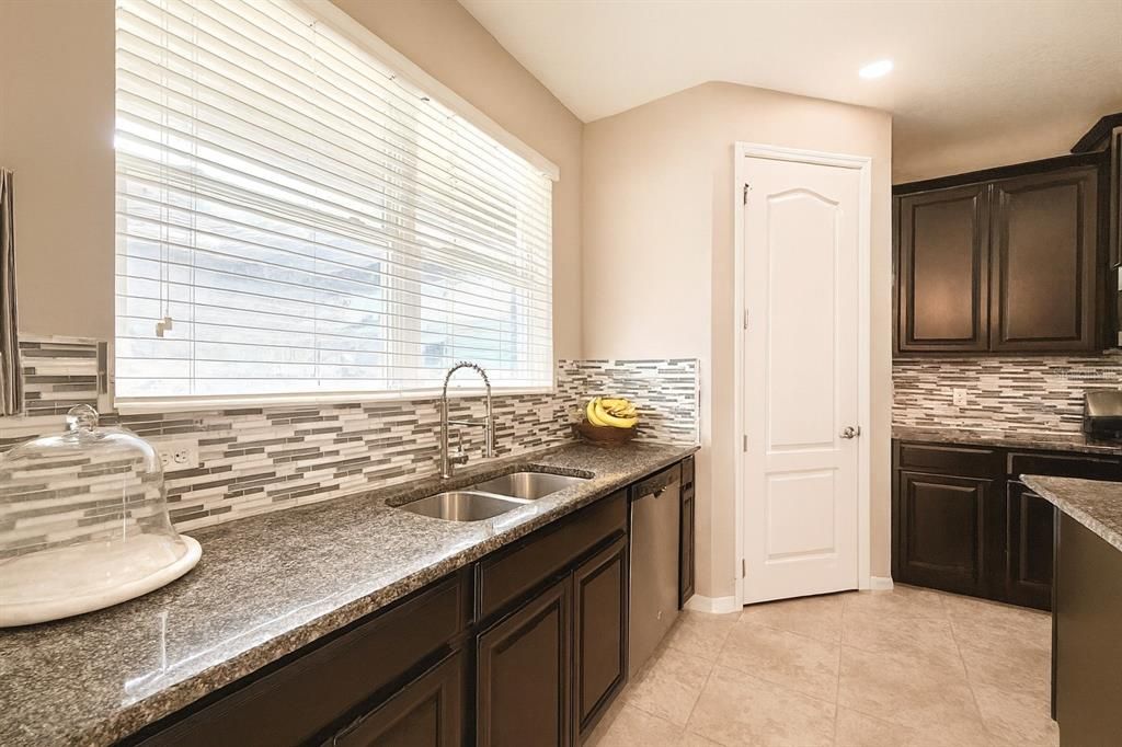 Под контрактом: $584,800 (4 спален, 2 ванн, 2292 Квадратных фут)