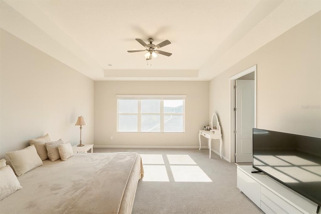 Под контрактом: $584,800 (4 спален, 2 ванн, 2292 Квадратных фут)