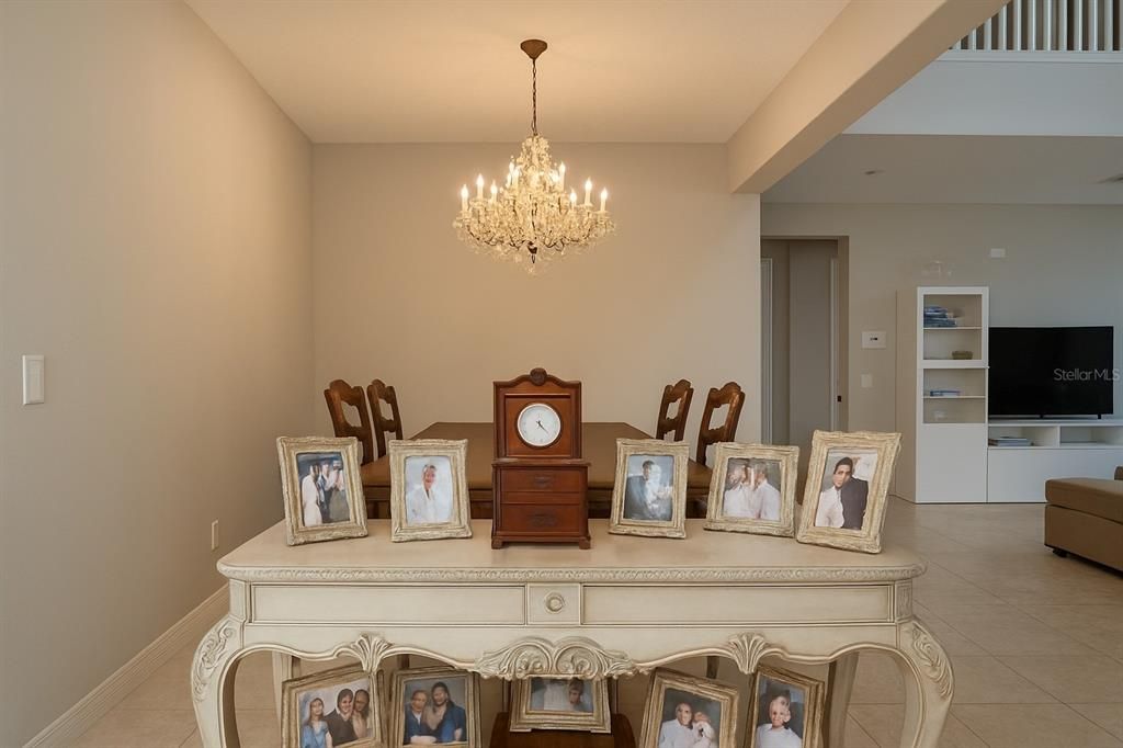 Под контрактом: $584,800 (4 спален, 2 ванн, 2292 Квадратных фут)